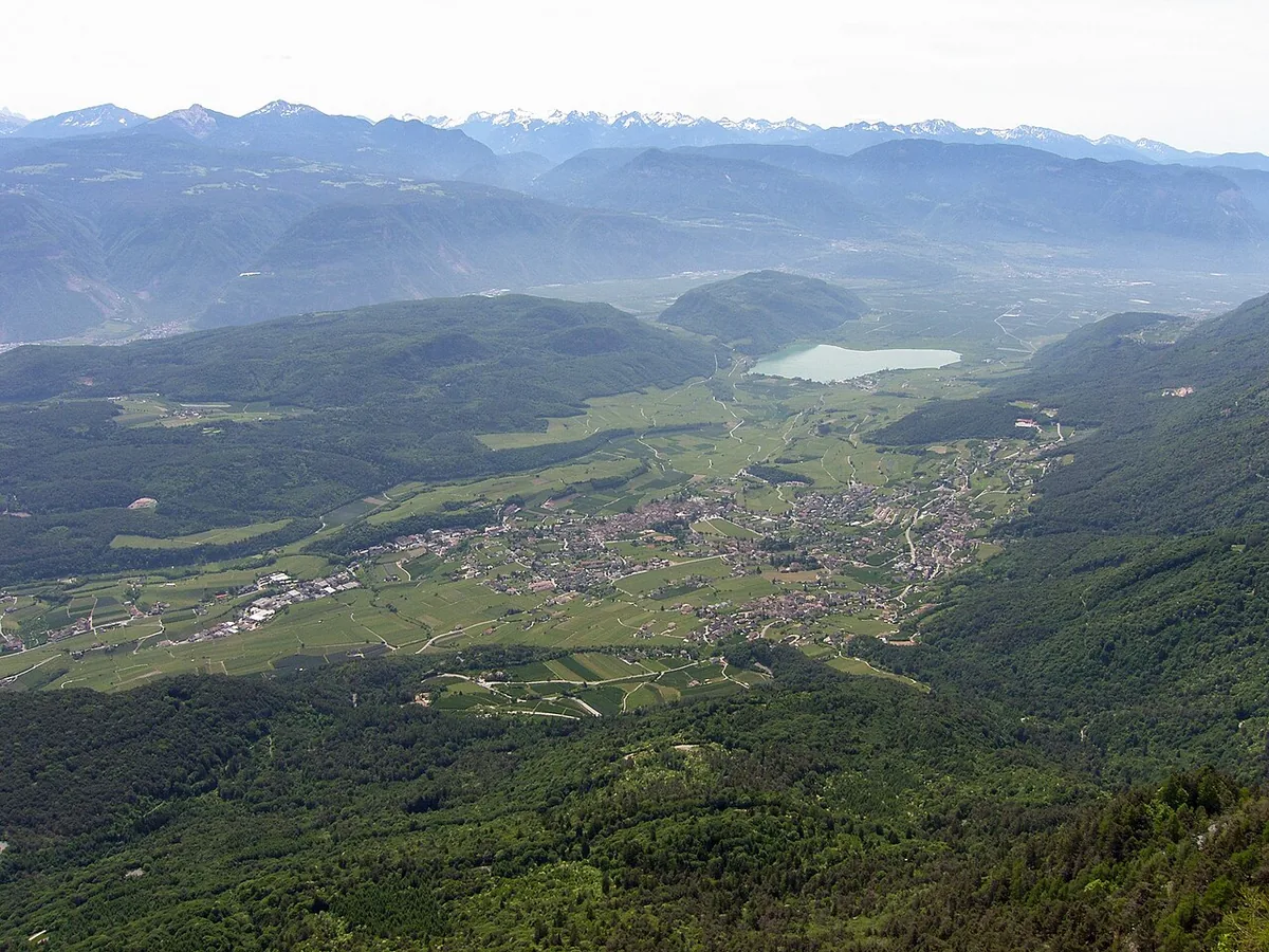 Veduta di Caldaro sulla strada del vino.