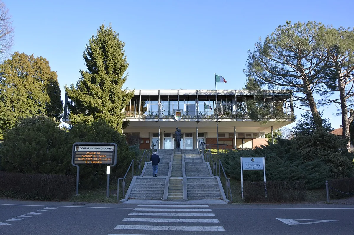 Veduta di Cardano al Campo.