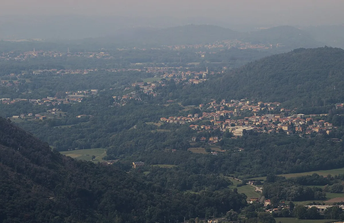 Veduta di Uggiate con Ronago.